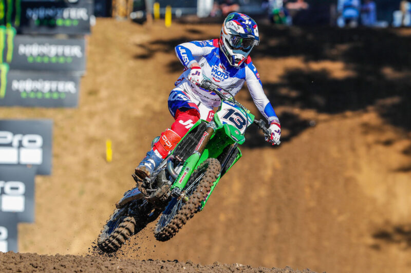 motociclist de motocross pe o motocicleta verde surprins pe traseu de triatlon