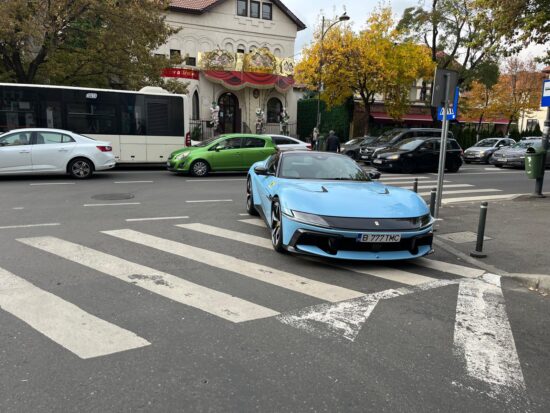 ferrari parcat pe trecere