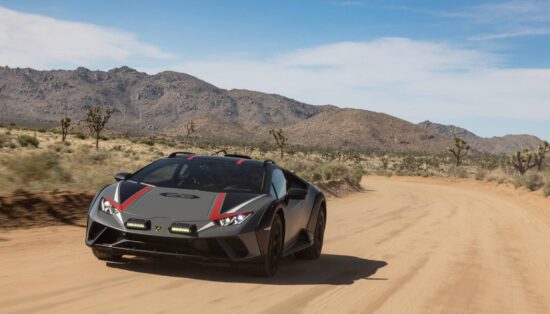 Lamborghini Huracán Sterrato pe un drum pietruit