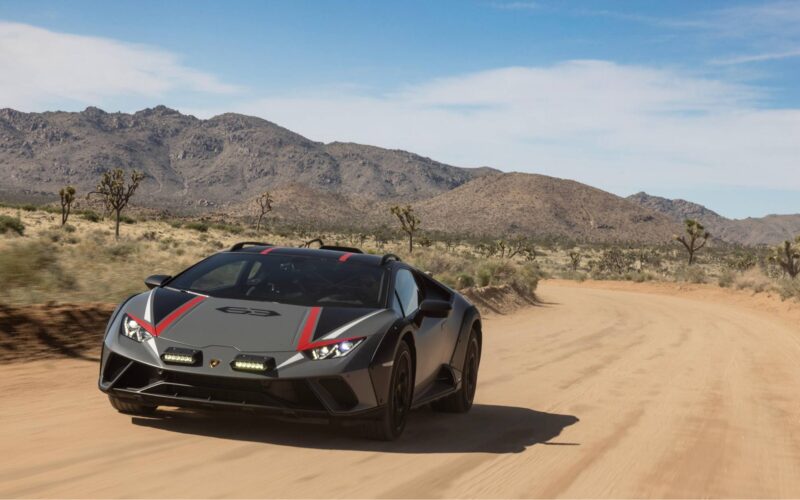 Lamborghini Huracán Sterrato pe un drum pietruit