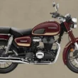 motocicleta clasica de la honda de culoare visinie pe un funda maro