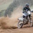 motocicleta off-road surprinsa pe teren accidentat