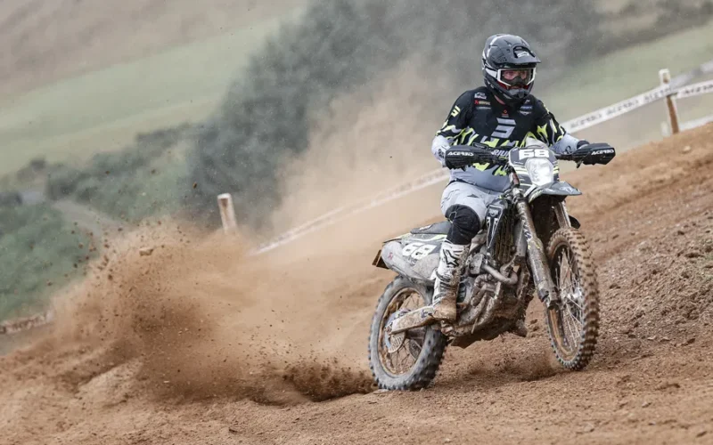motocicleta off-road surprinsa pe teren accidentat