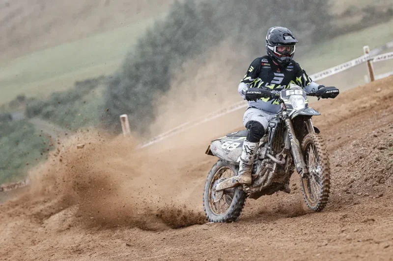 motocicleta off-road surprinsa pe teren accidentat