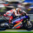 motocicleta motogp de culoare neagra pe circuit