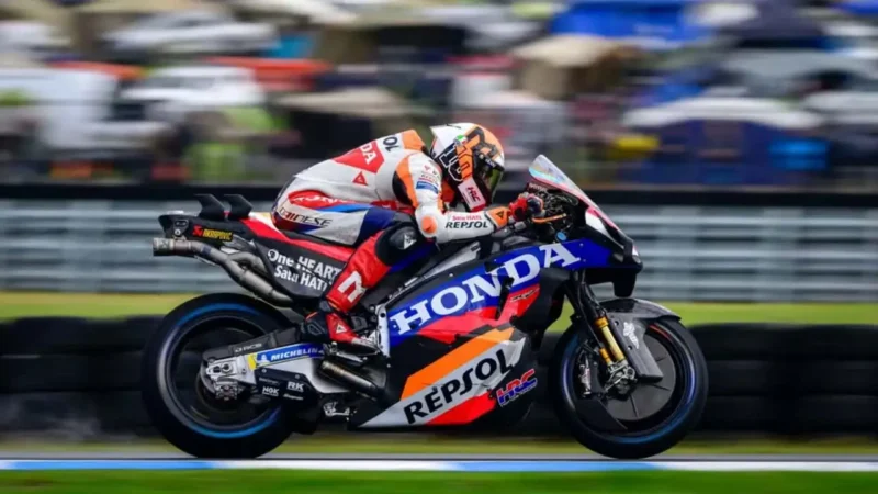 motocicleta motogp de culoare neagra pe circuit