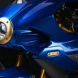 parte frontala abastra motocicleta super sport cu far rotund pe fundal negru