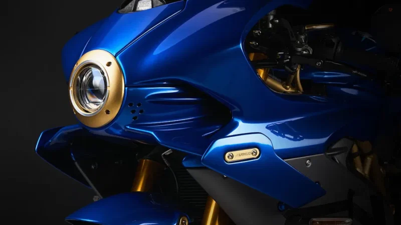 parte frontala abastra motocicleta super sport cu far rotund pe fundal negru