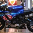 motocicleta super sport de culoare albastra intr-un atelier moto