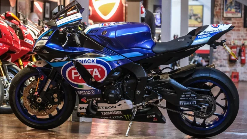 motocicleta super sport de culoare albastra intr-un atelier moto