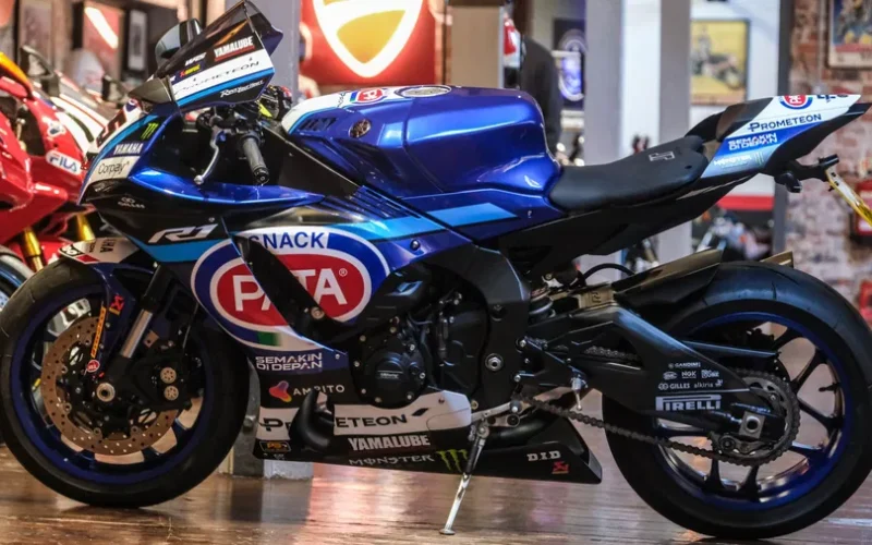 motocicleta super sport de culoare albastra intr-un atelier moto