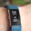 bratara fitbit la mana unui barbat