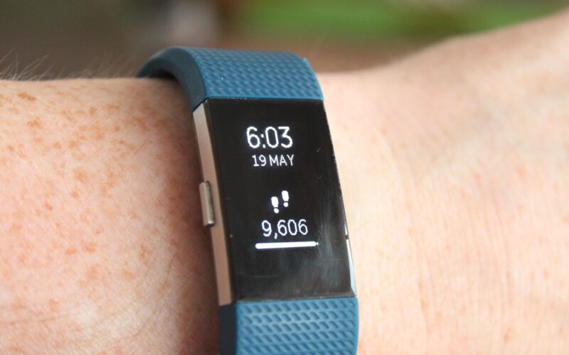 bratara fitbit la mana unui barbat