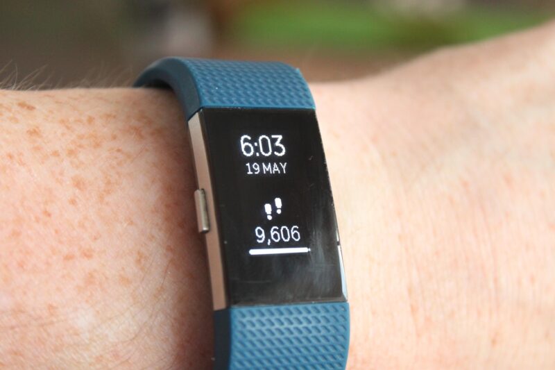 bratara fitbit la mana unui barbat