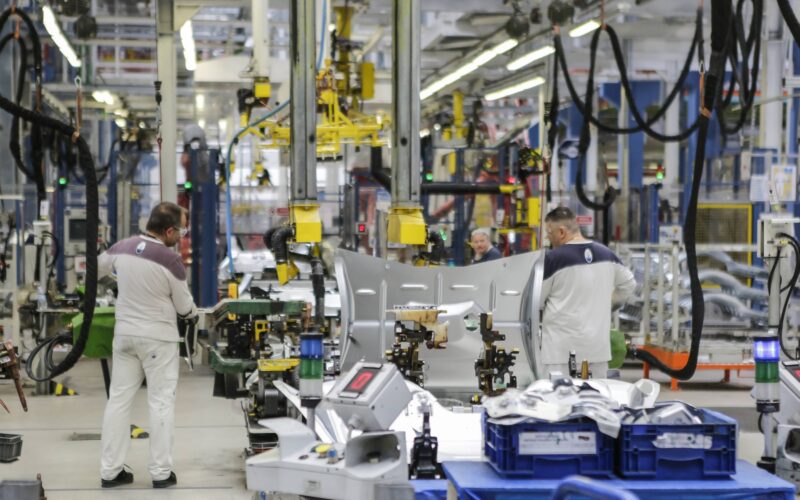 Roboți care lucrează în fabrica Fiat din Mirafiori