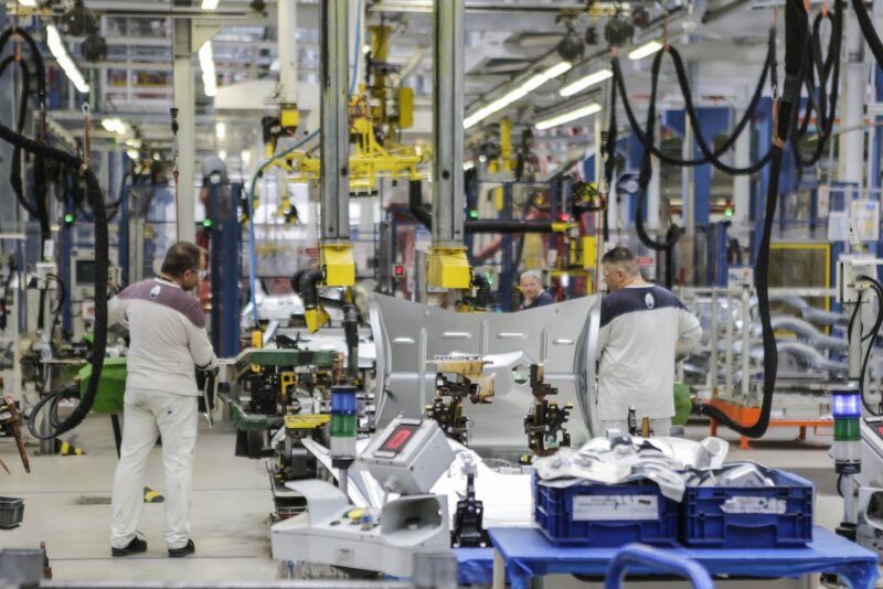 Roboți care lucrează în fabrica Fiat din Mirafiori