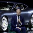 Michael Leiters, posibilul nou CEO Porsche, vorbind la un microfon cu un model Ferrari pe fundal