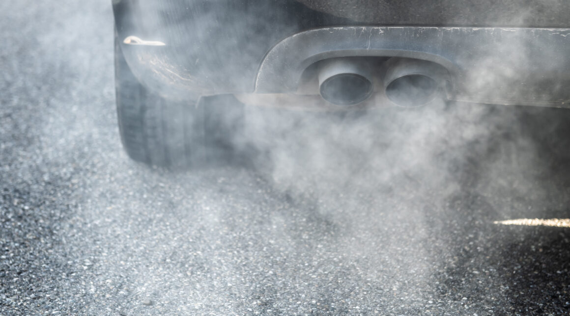 mașină care poluează