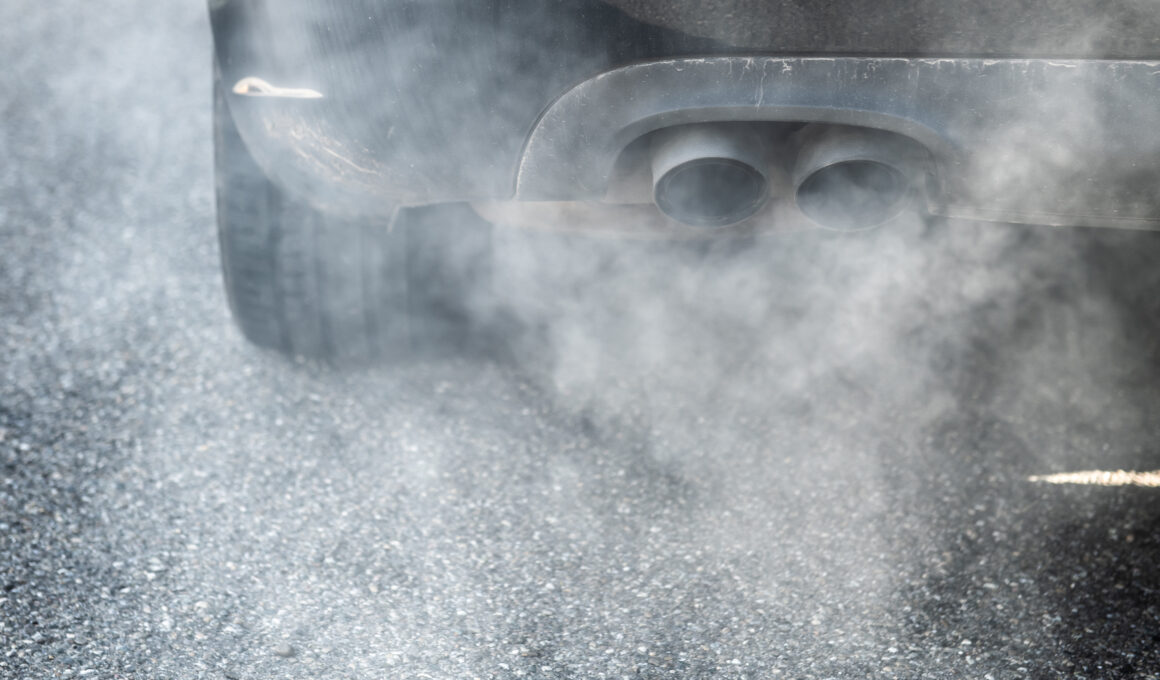 mașină care poluează