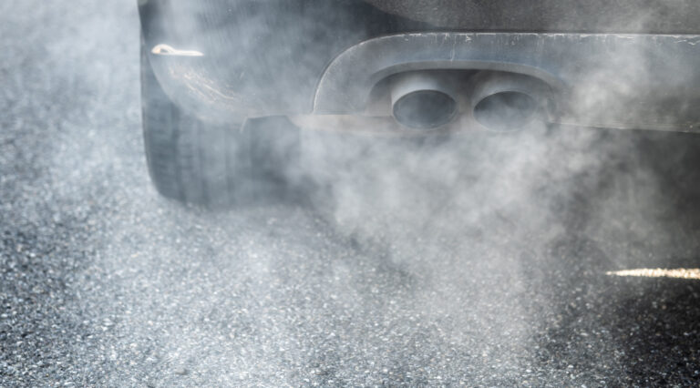 mașină care poluează