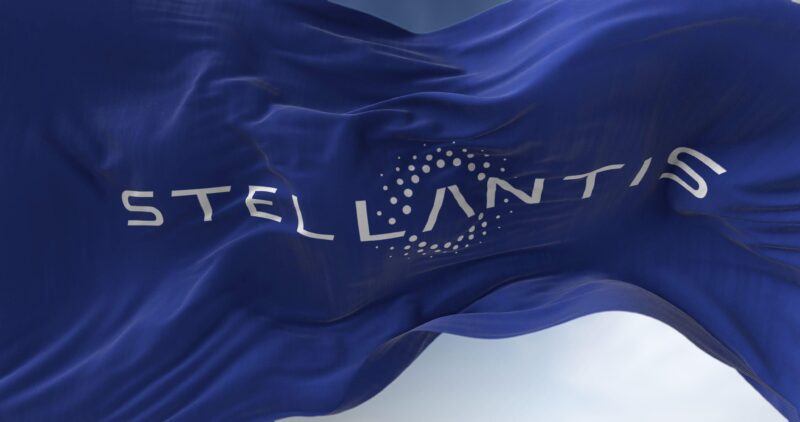 steag cu logo-ul Stellantis