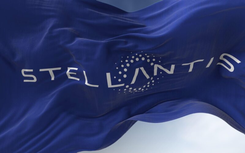 steag cu logo-ul Stellantis