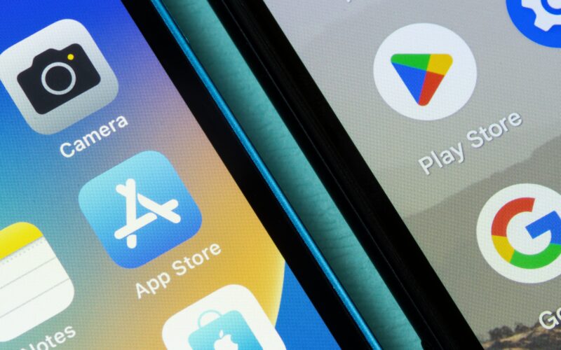 App Store și Play Store unul lângă altul