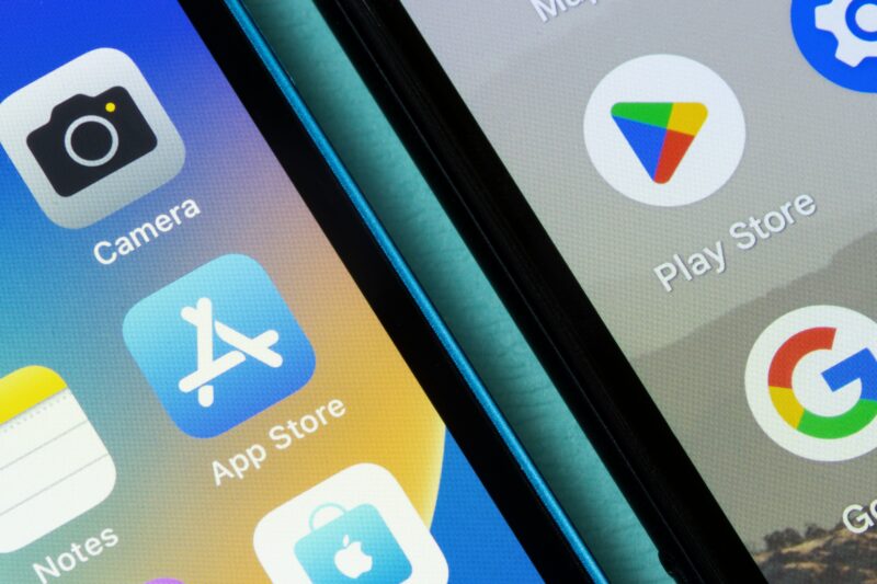 App Store și Play Store unul lângă altul