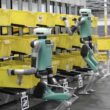robotul Digit al Amazon lucrand in depozit