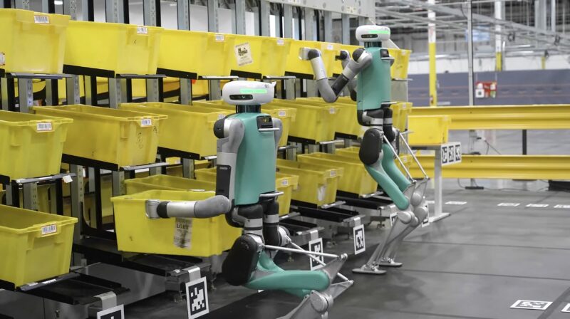 robotul Digit al Amazon lucrand in depozit