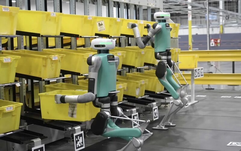 robotul Digit al Amazon lucrand in depozit
