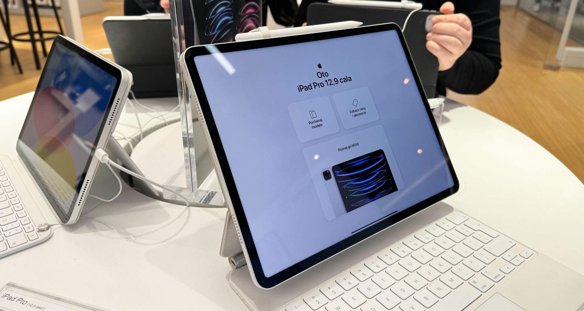 o tabletă iPad Pro într-un magazin Apple