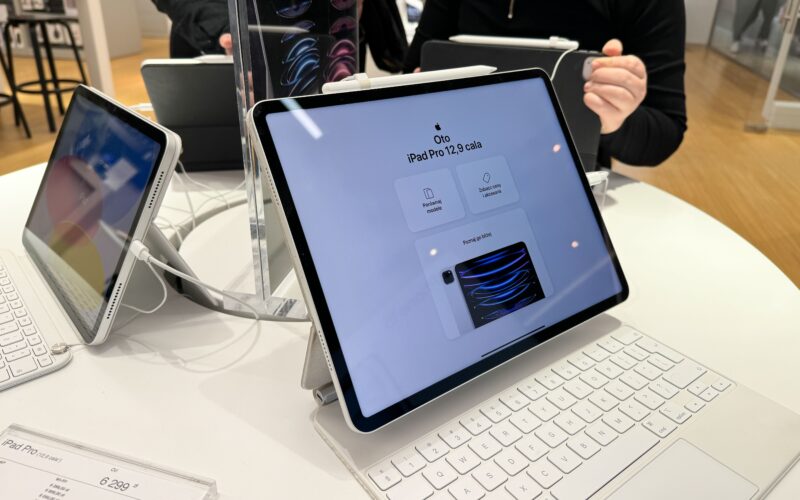 o tabletă iPad Pro într-un magazin Apple