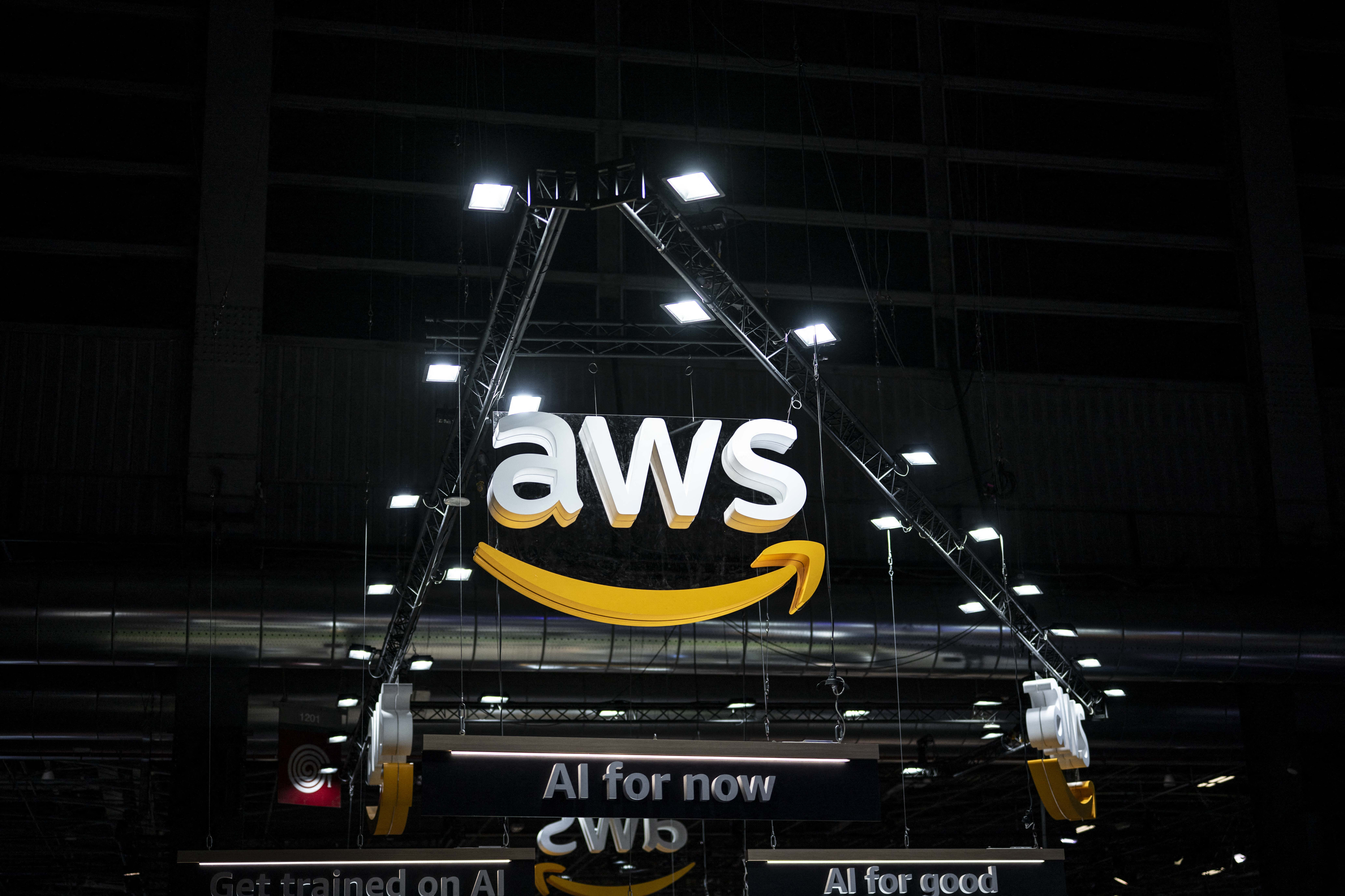 logo-ul Amazon Web Services