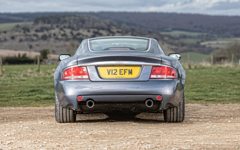 Plăcuță de înmatriculare personalizată pe un Aston Martin Vanquish