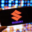 Logo-ul Suzuki pe un telefon