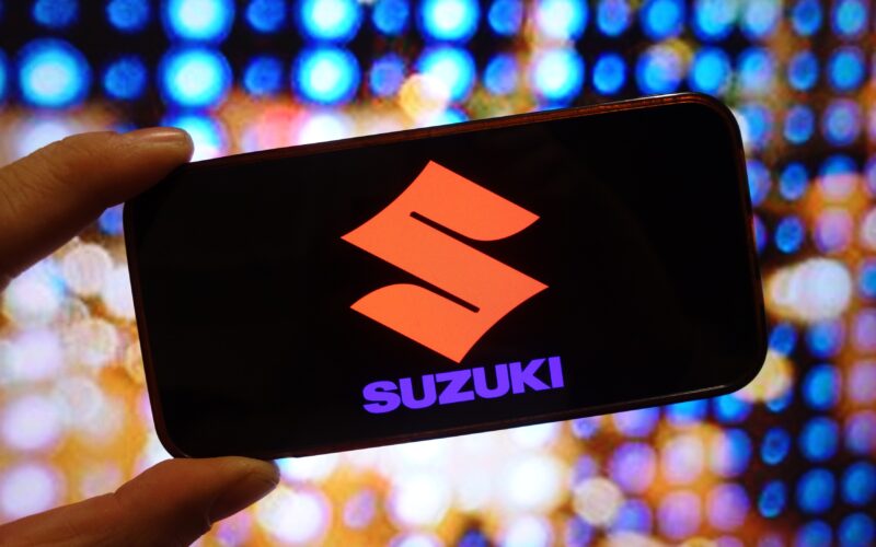 Logo-ul Suzuki pe un telefon