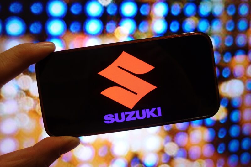 Logo-ul Suzuki pe un telefon