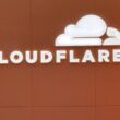 logo-ul cloudfare la un sediu al companiei