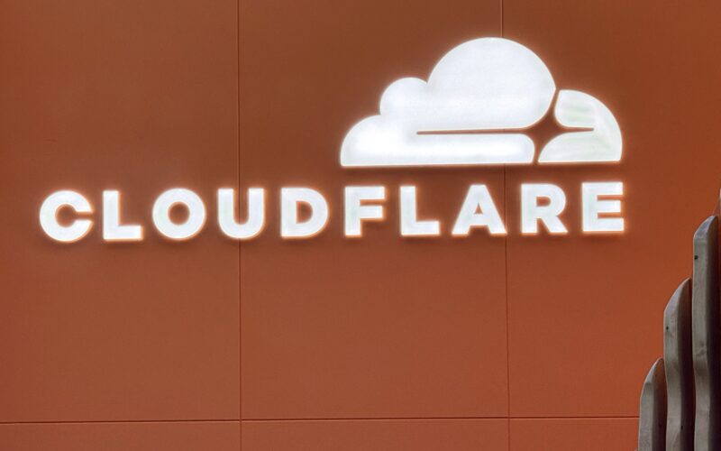 logo-ul cloudfare la un sediu al companiei