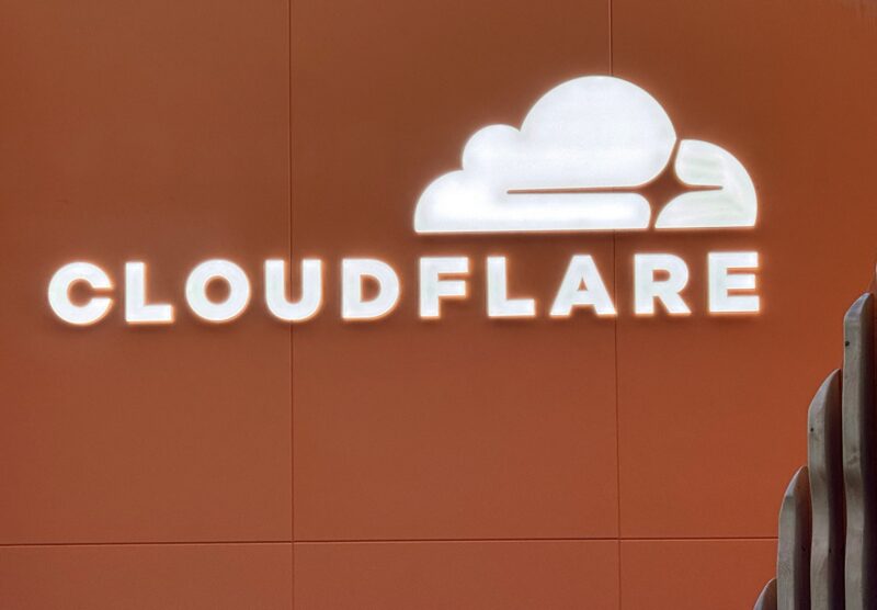 logo-ul cloudfare la un sediu al companiei