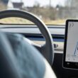 un sofer care foloseste sistemul FSD la o Tesla