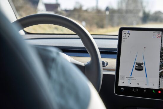 un sofer care foloseste sistemul FSD la o Tesla