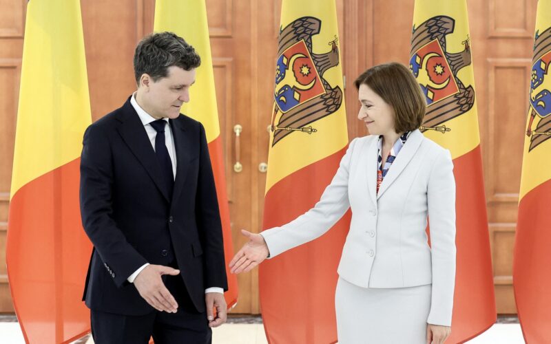 maia sandu si nicusor dan se pregatesc sa isi dea mana