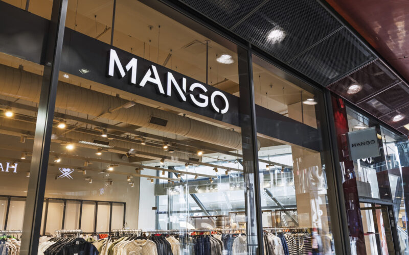 fatada unui magazin mango