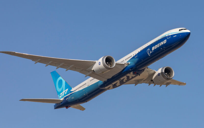 avion boeing 777x in zbor