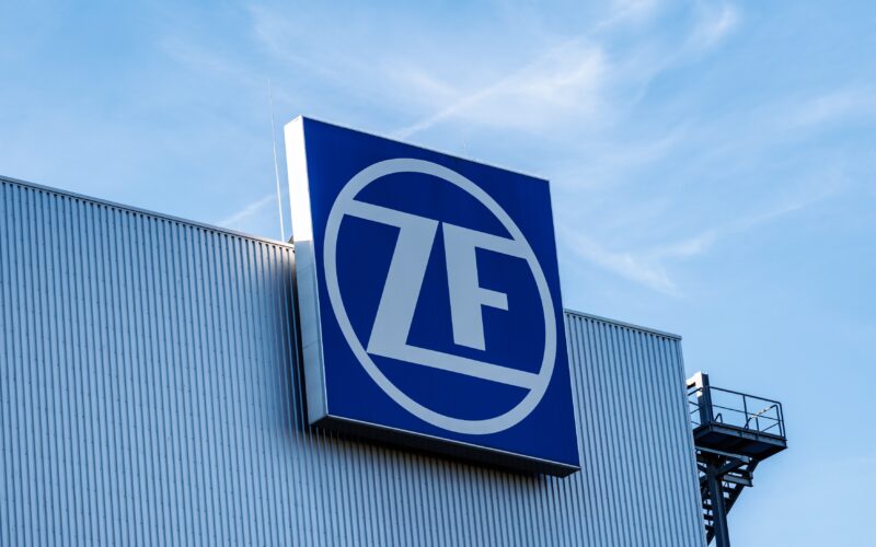 logo-ul zf friedrichshafen ag pe o cladire