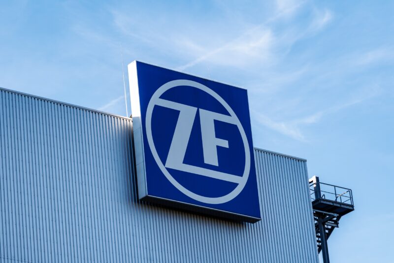 logo-ul zf friedrichshafen ag pe o cladire