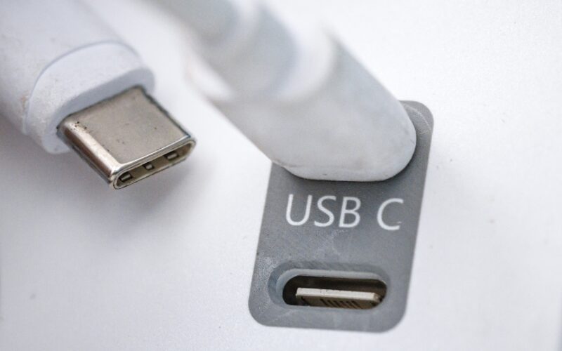 portul si conectorul usb-c