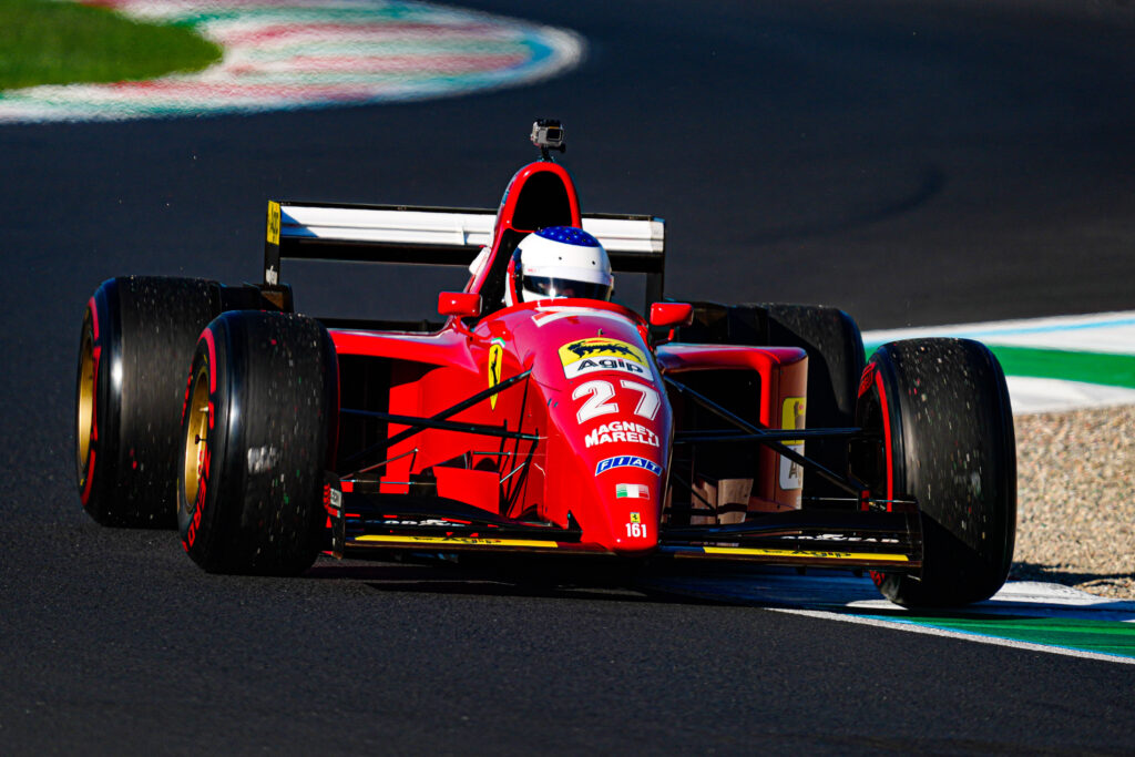 Ferrari de Formula 1 pe circuit
